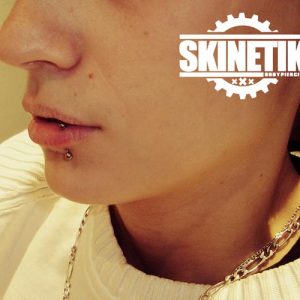 piercing_skinetik_labret_vertical_01