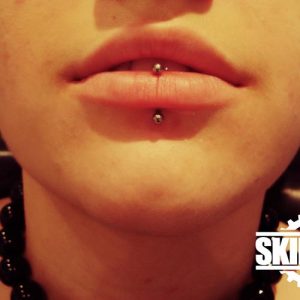 piercing_skinetik_labret_vertical_06