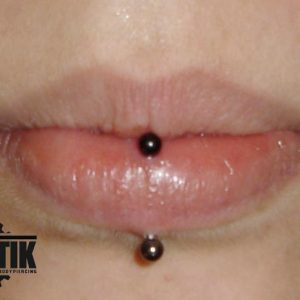 piercing_skinetik_labret_vertical_07