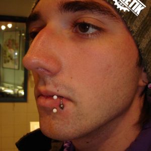 piercing_skinetik_labret_vertical_09
